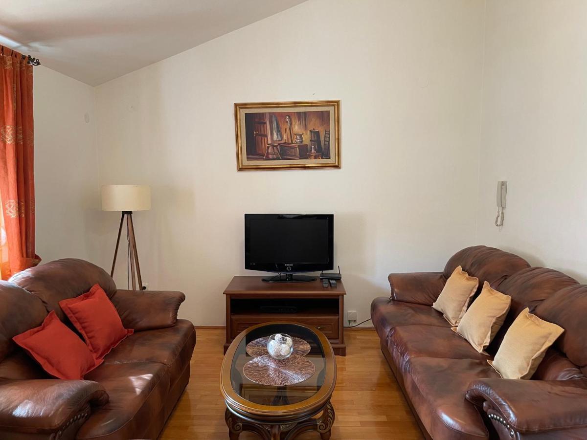 Aquarium Apartment โกตอร์ ภายนอก รูปภาพ